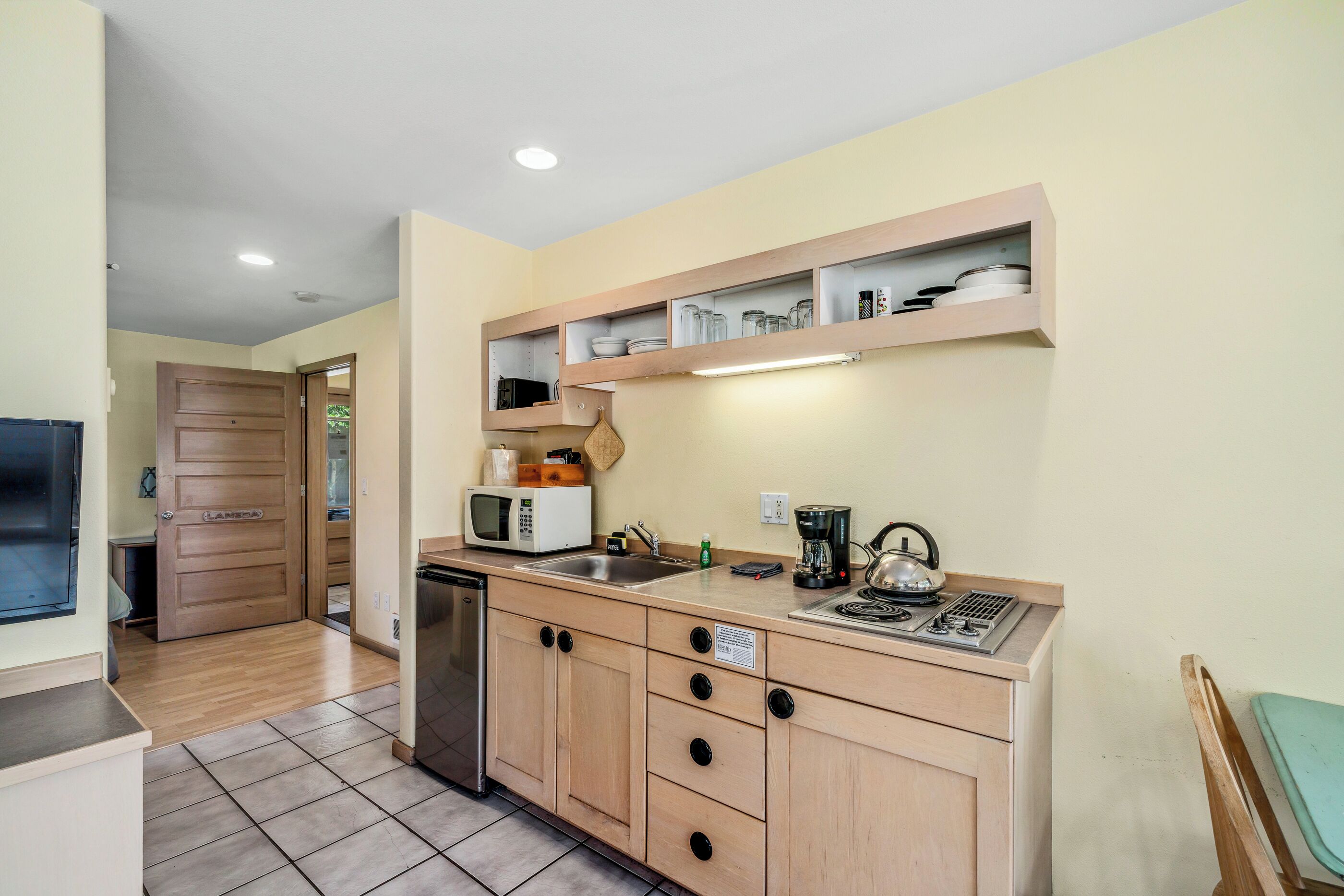 deluxe suite | private kitchen | microwave, electric kettle