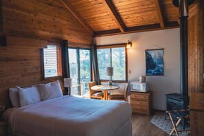 Luxe Inn King | Free WiFi, bed sheets