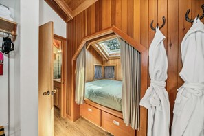 Luxe Captain Queen | 1 bedroom, free WiFi, bed sheets
