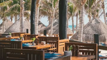 4 restaurantes; se sirven desayunos, comidas y cenas