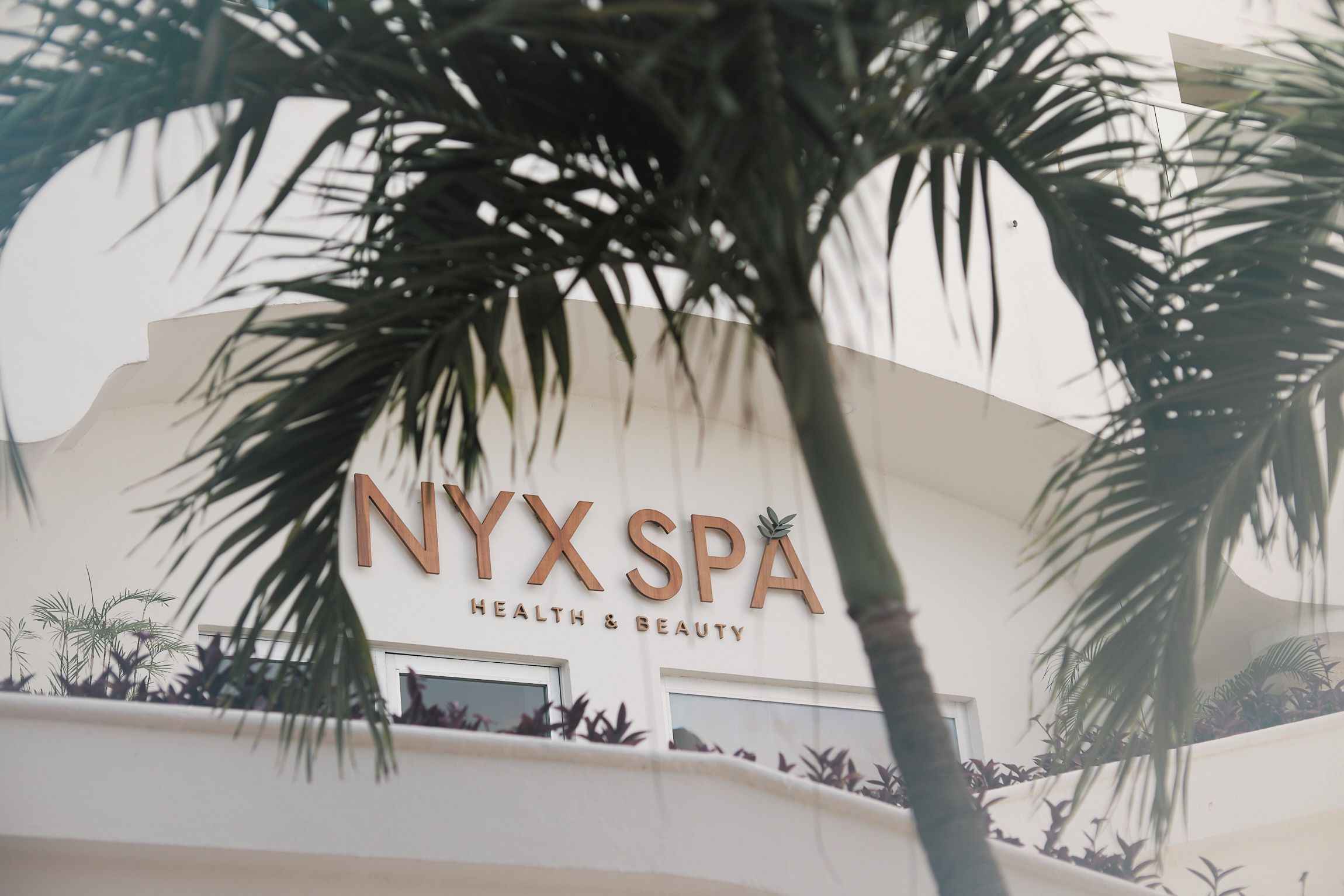 Un edificio con un letrero que dice 'NYX SPA HEALTH & BEAUTY'.