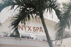 Un edificio con un letrero que dice 'NYX SPA HEALTH & BEAUTY'.