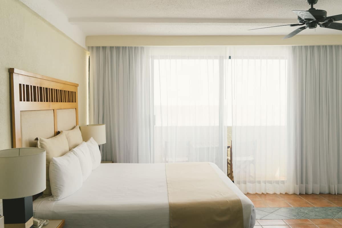 Junior Room | Minibar, in-room safe, blackout drapes, iron/ironing board
