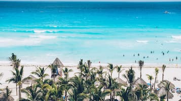 Am Strand, weißer Sandstrand, Cabañas (gegen Gebühr), Liegestühle