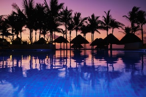 2 outdoor pools, pool umbrellas