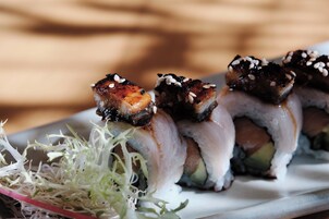 Un plato de sushi con semillas de sésamo por encima.
