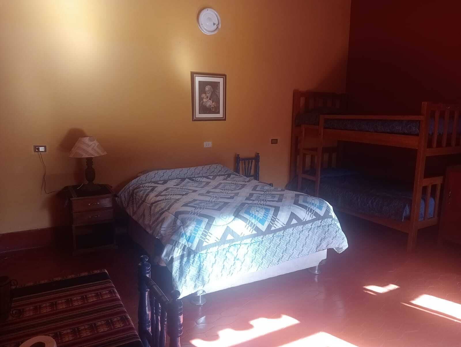 Neljän hengen economy-huone, useita sänkyjä, vuoristonäköala, vuorten lähellä | Silitysrauta/-lauta, lisävuoteet, ilmainen Wi-Fi