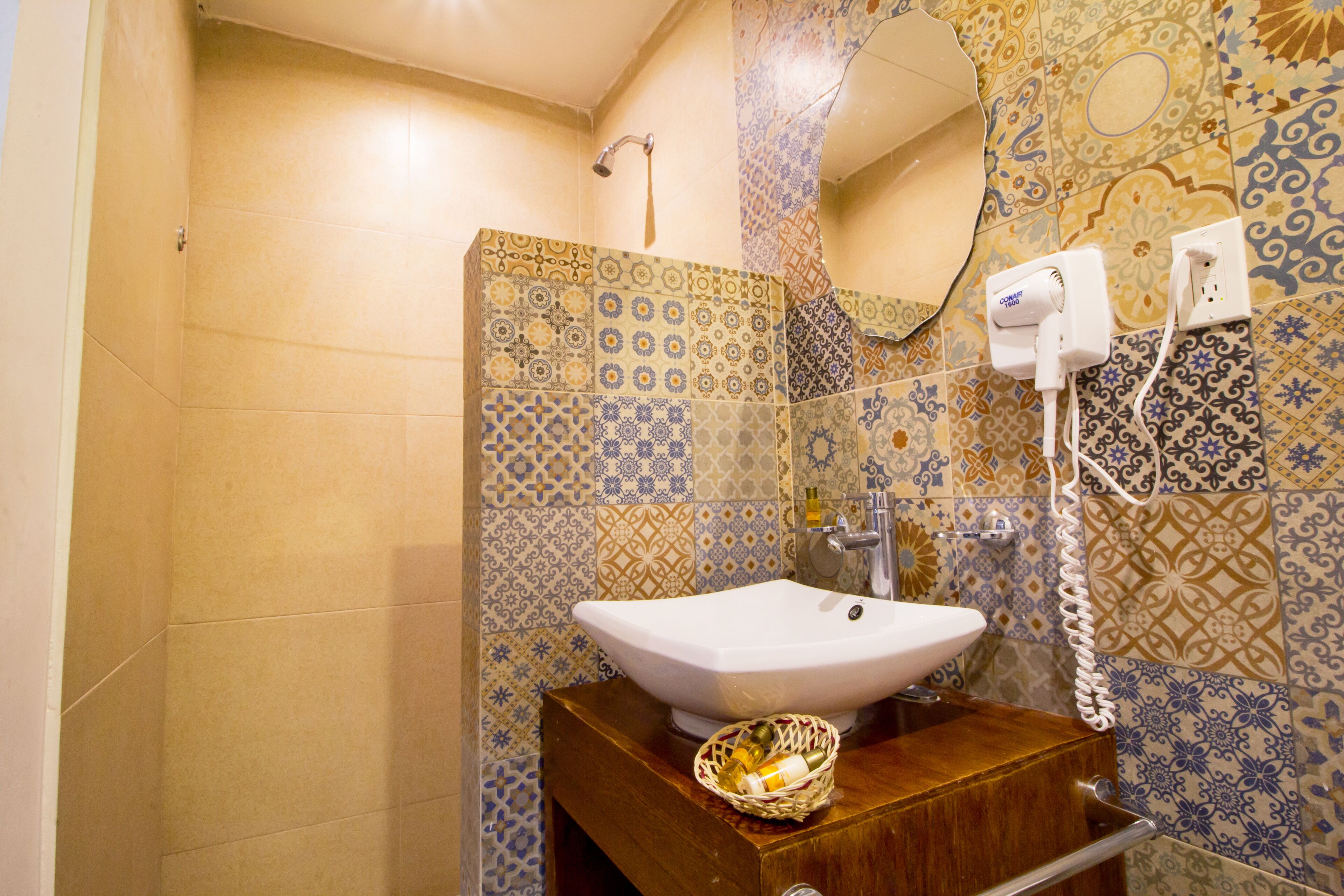 standard double room | bathroom | shower, free toiletries, hair dryer, towels