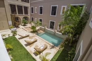 A pool area with lounge chairs and a staircase. - Hotel Merida (Mérida)