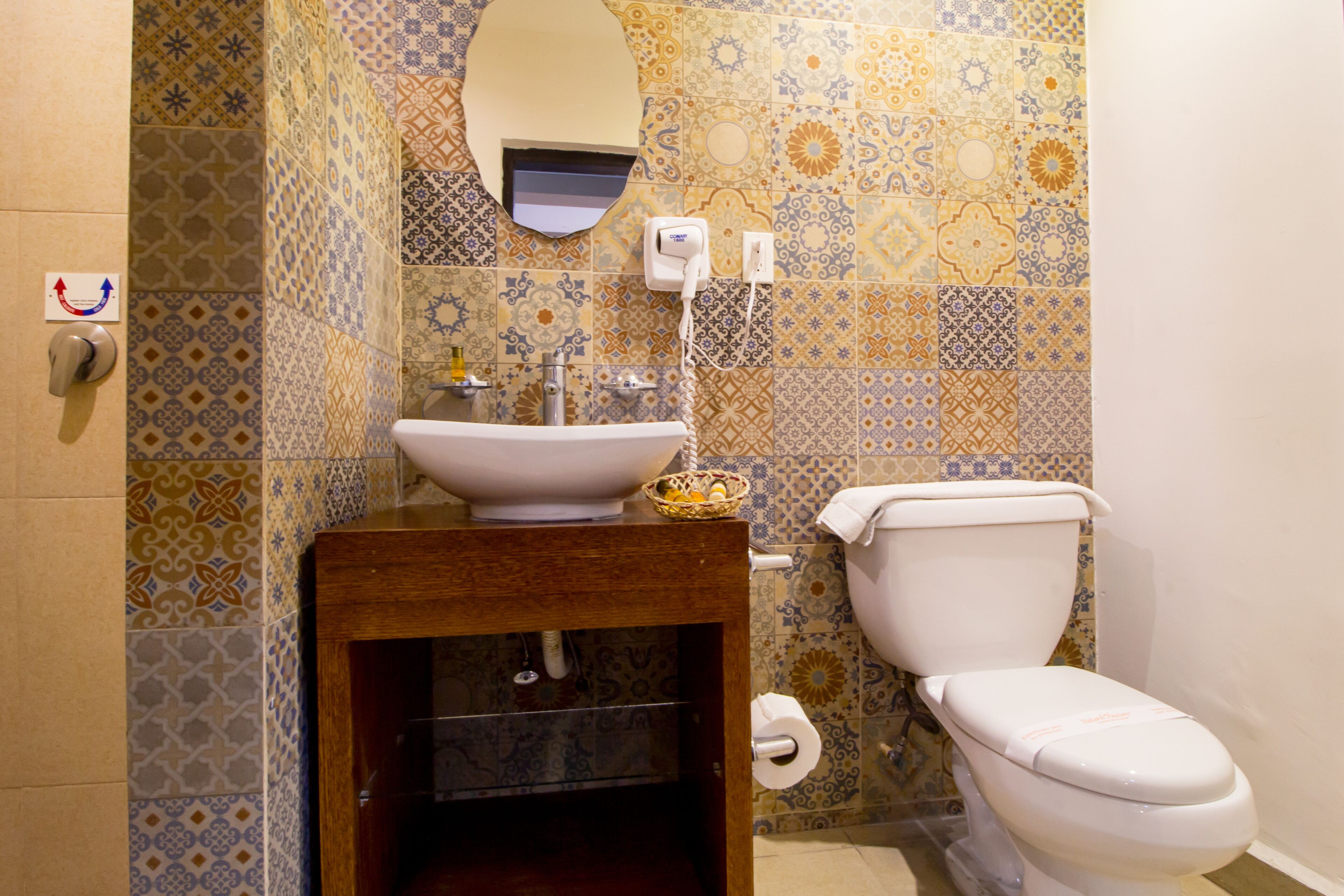 standard double room | bathroom | shower, free toiletries, hair dryer, towels