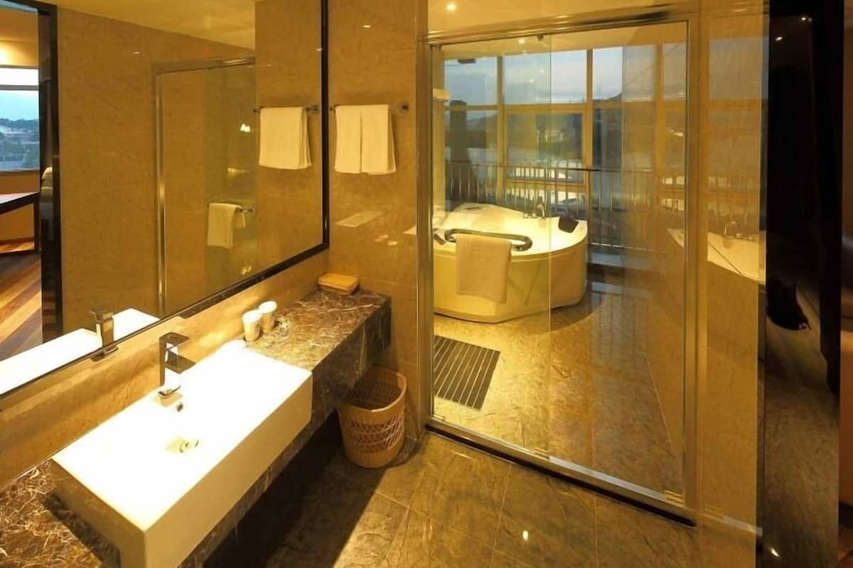 Habitación doble | Baño | Regadera y amenidades de baño gratuitas