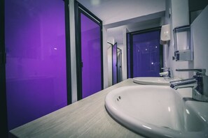 Dortoir Partagé Économique, 1 chambre, salle de bains commune | Salle de bain | Douche