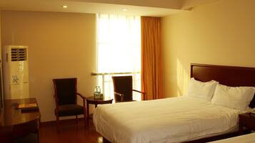 Habitación familiar | Caja de seguridad en la habitación y cortinas blackout