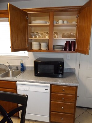 ثلاجة، ميكروويف، فرن، موقد طهي مسطح