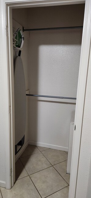 Interior - Close to Downtown - 7 Beds - 21% Long Term Stay Discounts (Knoxville)