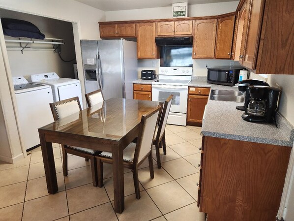 ثلاجة، ميكروويف، فرن، موقد طهي مسطح