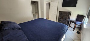 3 habitaciones, escritorio, tabla de planchar con plancha y wifi gratis