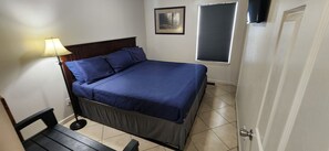 3 bedrooms, desk, iron/ironing board, free WiFi - Close to Downtown - 7 Beds - 21% Long Term Stay Discounts (Knoxville)