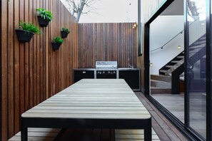 3 Bedroom House | BBQ/picnic Area - Boutique Stays - County Down, Port Melbourne (Port Melbourne)