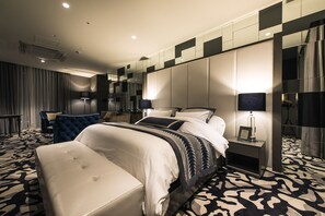 أغطية فراش متميزة وألحفة محشوة بالريش وميني بار وخزنة داخل الغرفة