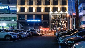 A high-rise hotel with a modern architectural design, featuring a prominent vertical light strip on the facade. - Best Louis Hamilton Hotel Changwon (Changwon)