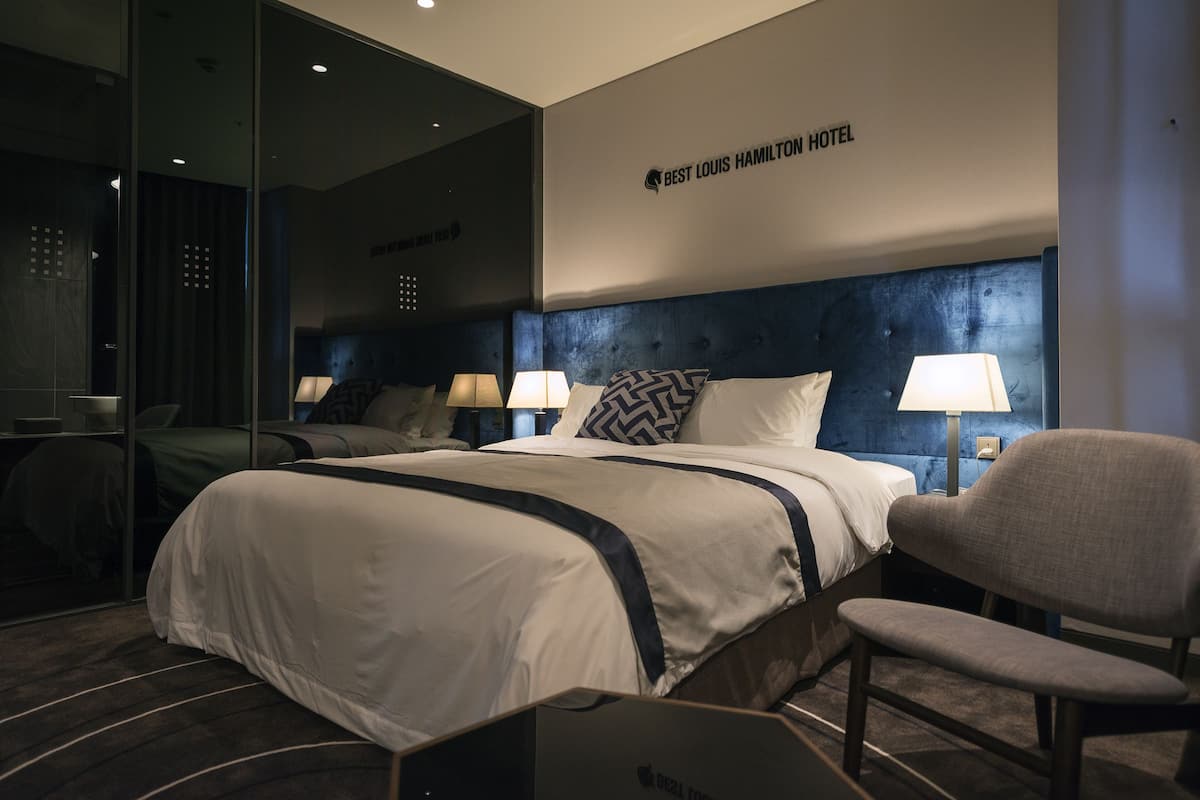 Premium bedding, down comforters, minibar, in-room safe