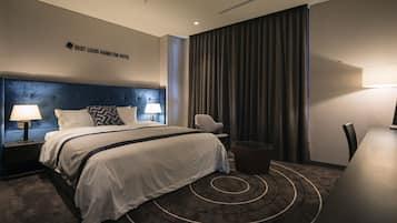 Bộ đồ giường cao cấp, chăn bông, minibar, két bảo mật tại phòng