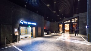 A hotel entrance with a sign reading "Best Louis Hamilton". - Best Louis Hamilton Hotel Changwon (Changwon)