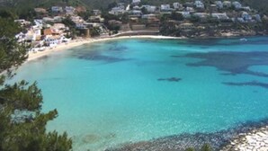 A coastal town with houses along the beach and a clear blue sea. - Perfect private holiday hideaway (Teulada)