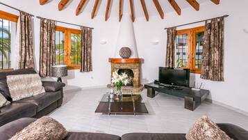 Smart-TV, peis, DVD-spiller og bøker