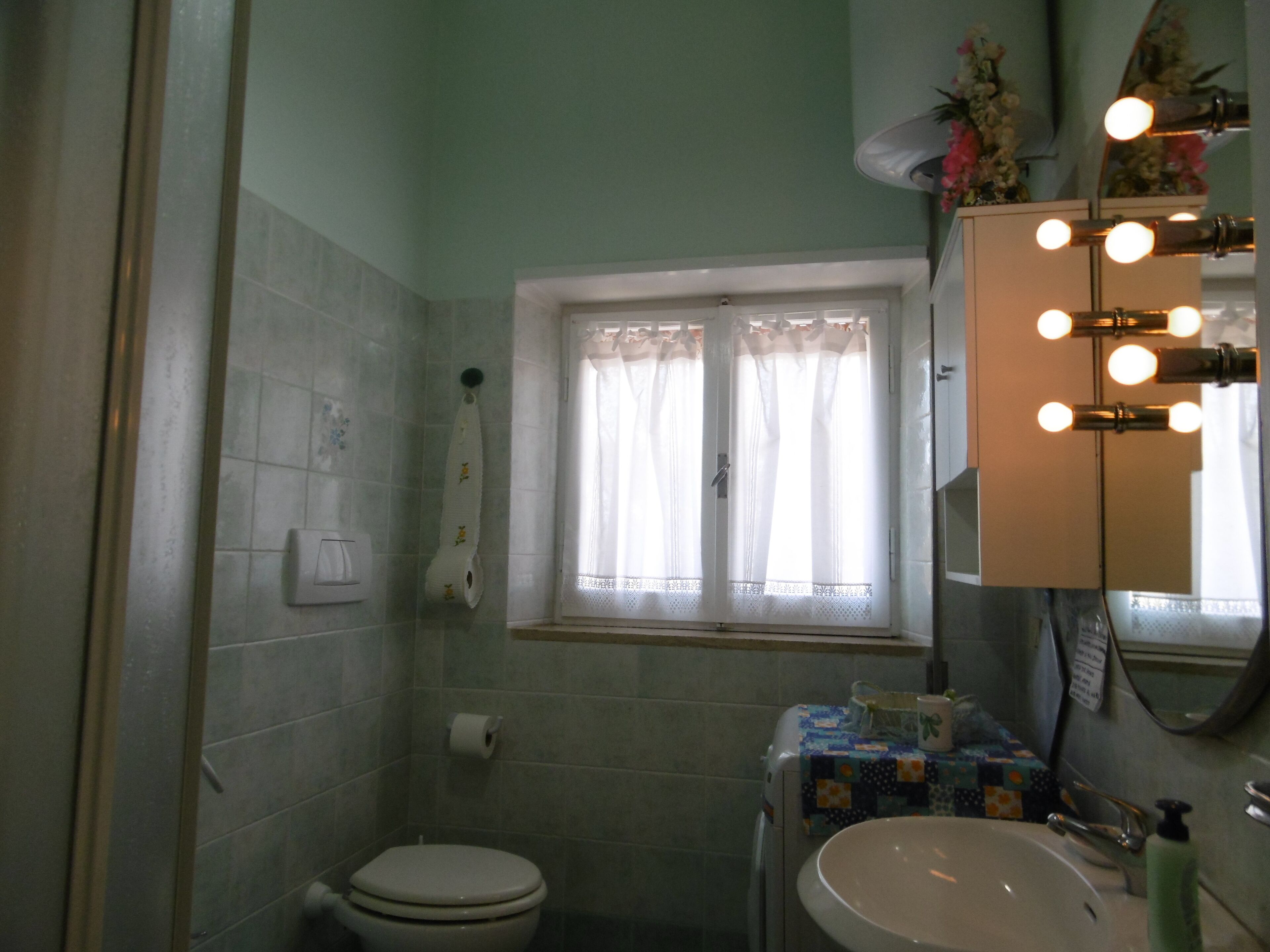 Douche, sèche-cheveux, bidet, savon