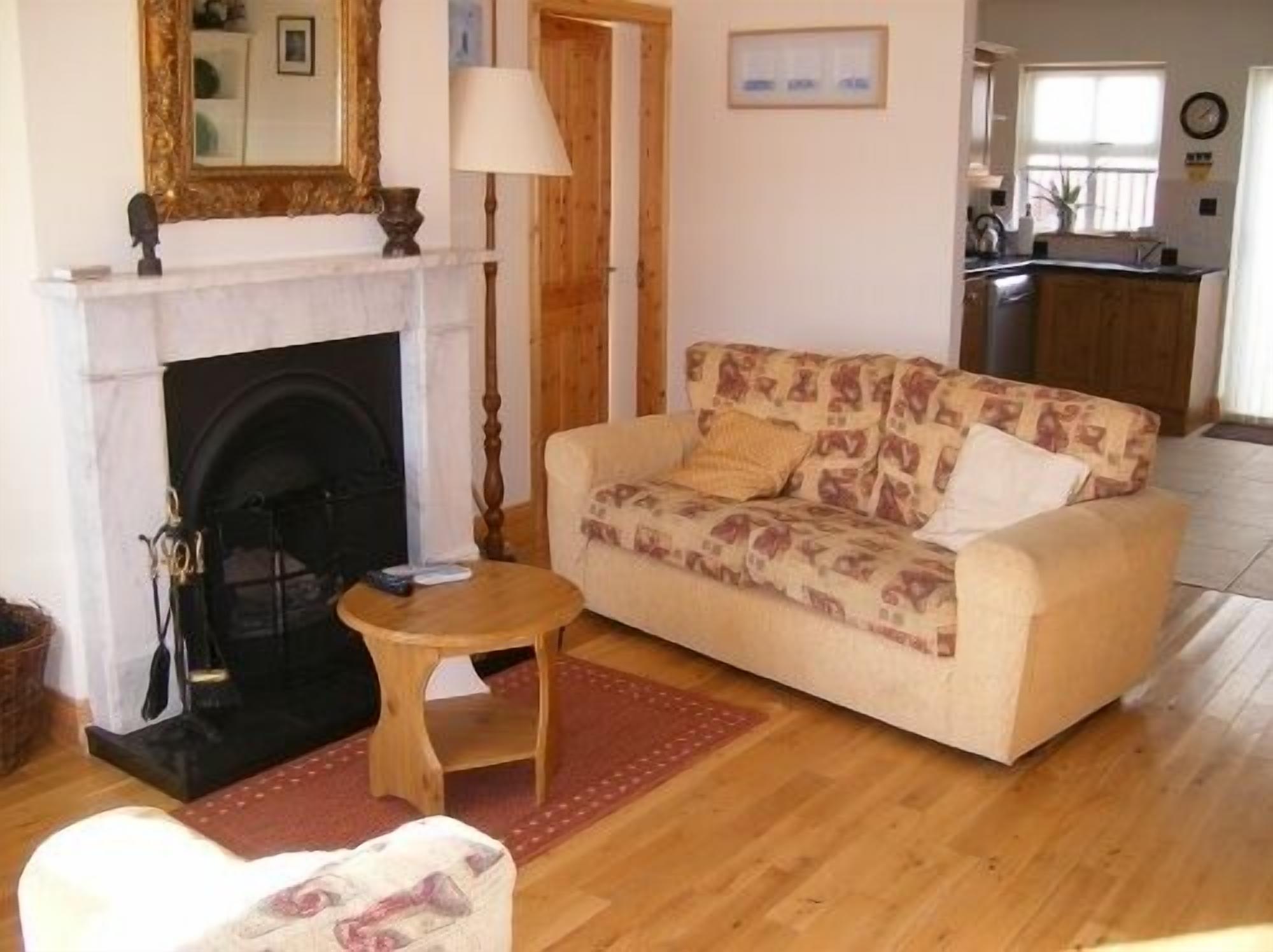 TV, peis, DVD-spiller og bøker