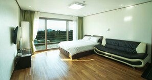 Premium bedding, minibar, free WiFi, bed sheets - Oasis Pension (Seogwipo)