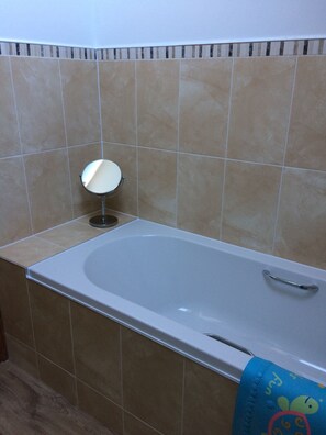 Suihkun ja ammeen yhdistelmä, hiustenkuivaaja, pyyhkeet, saippua