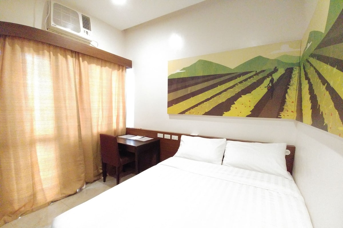 Estudio, 1 cama Queen size, para fumadores, balcón | Ropa de cama de alta calidad, edredón y minibar