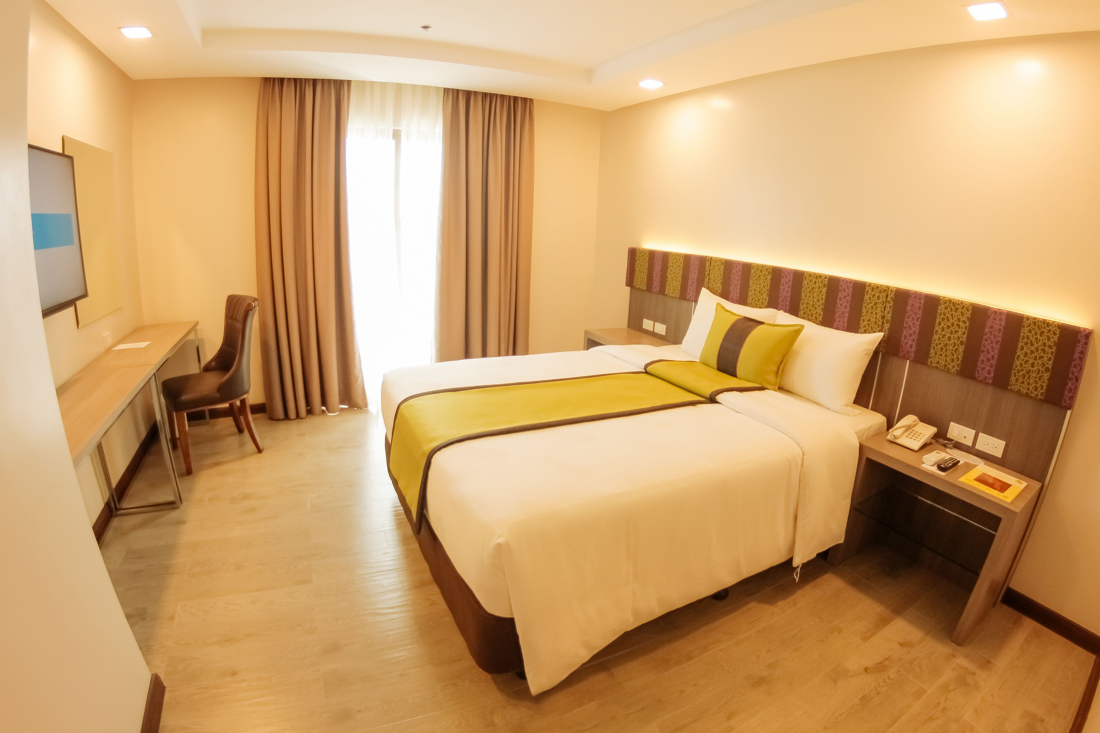 Rom – premier, 1 queensize-seng (East Wing) | TV