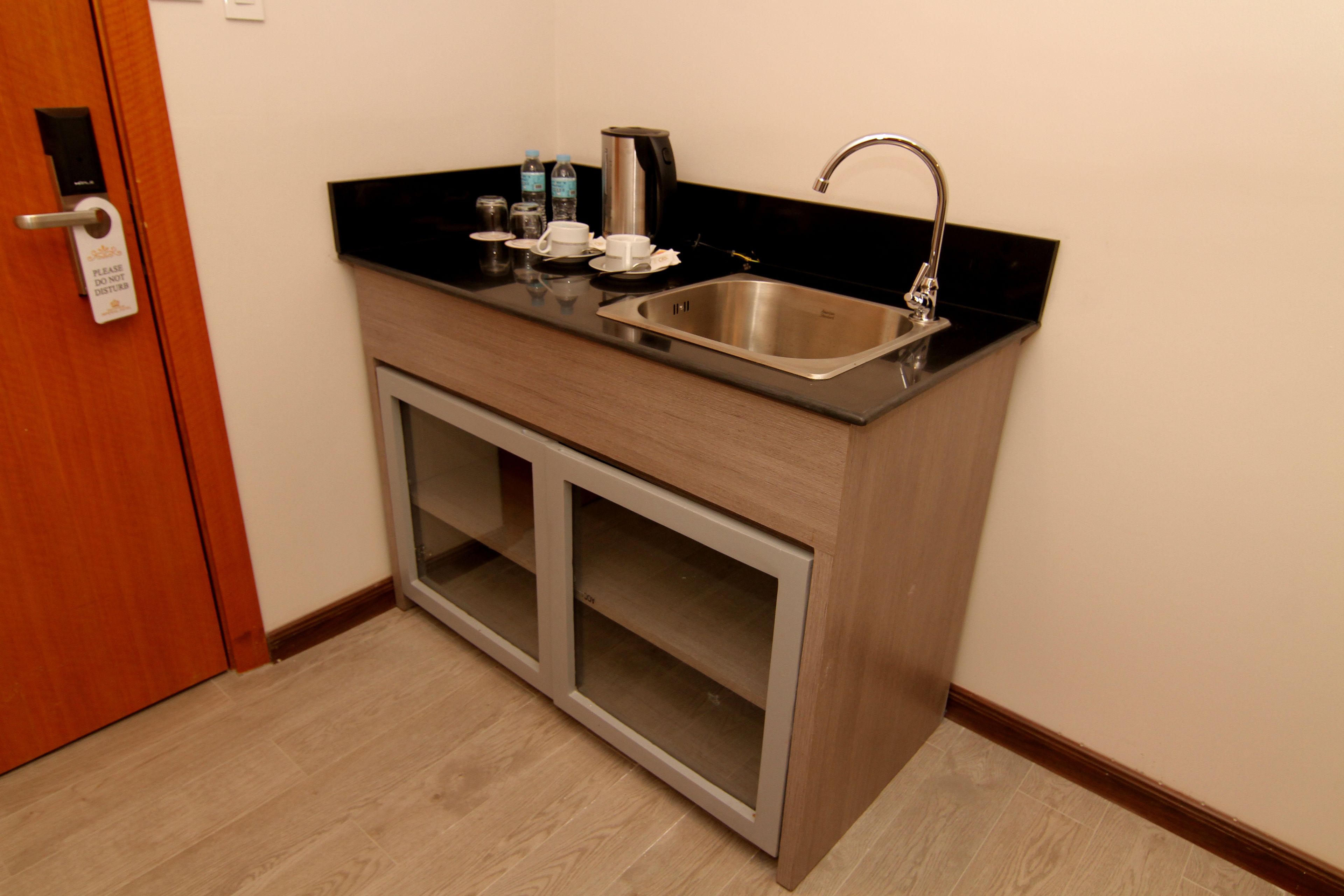 riverview suite room (east wing) | minibar, in-room safe, individually furnished, desk