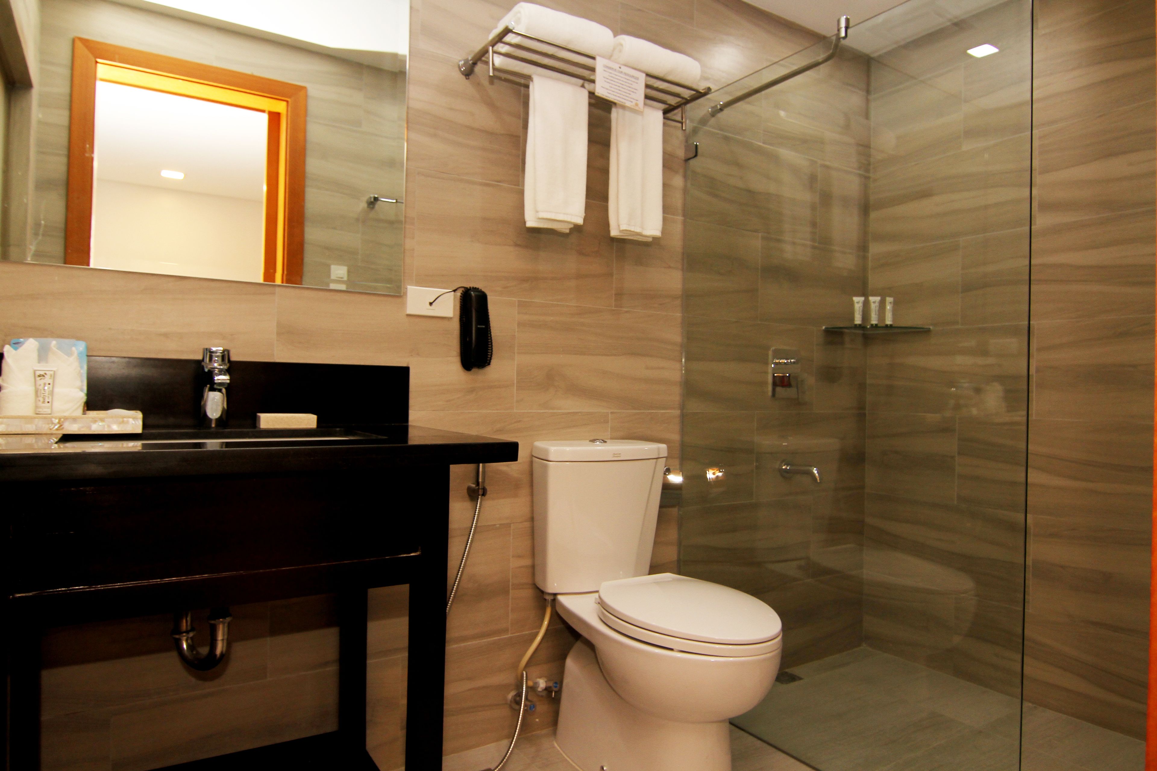 riverview suite room (east wing) | bathroom | combined shower/bathtub, free toiletries, hair dryer, bathrobes