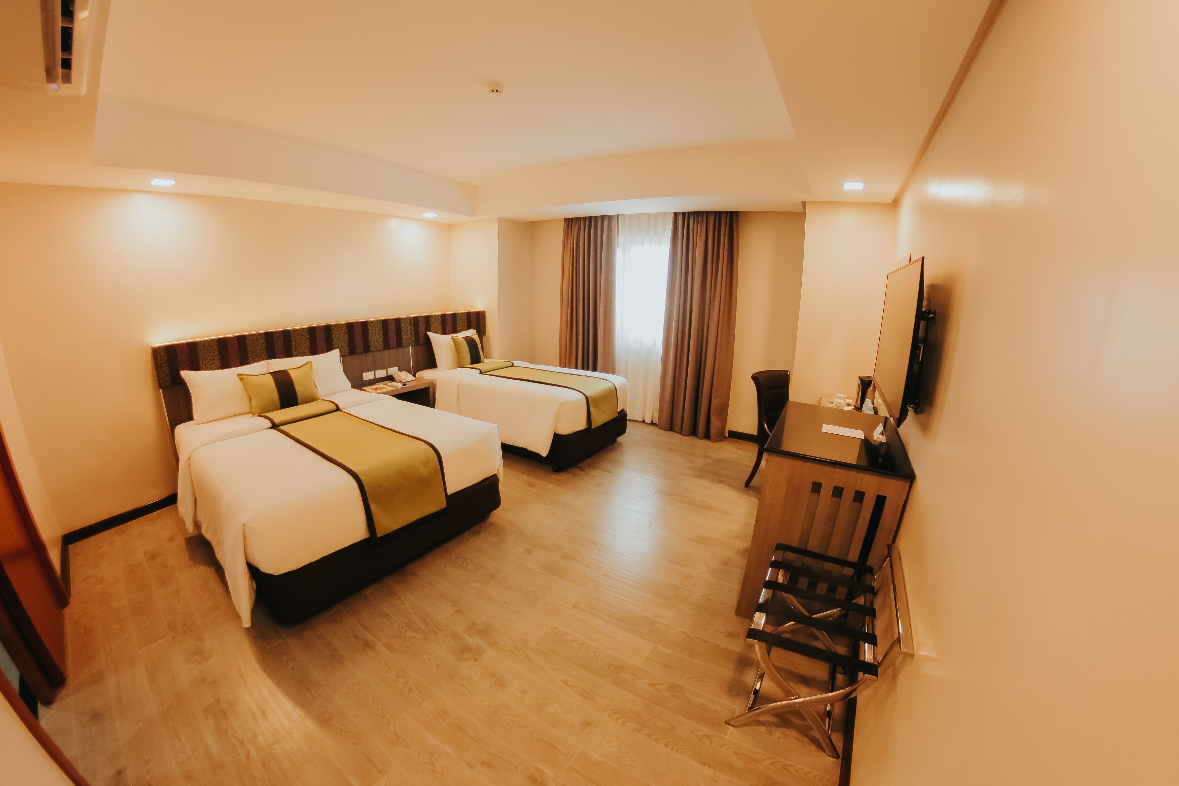 business twin room (east wing) | minibar, in-room safe, individually furnished, desk