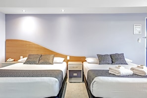 Premium bedding, minibar, desk, laptop workspace - Shellharbour Village Motel (Shellharbour)