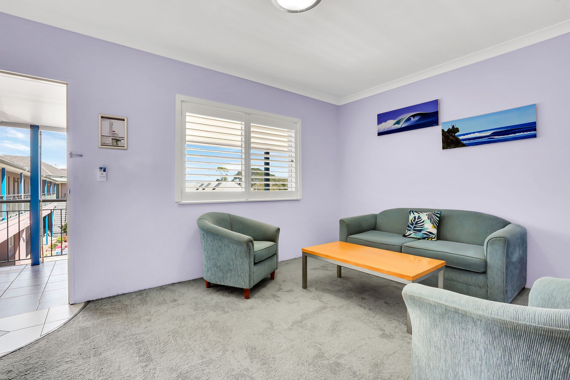 Deluxe Suite, Jetted Tub | Living area | 55-inch flat-screen TV with cable channels, TV, Netflix