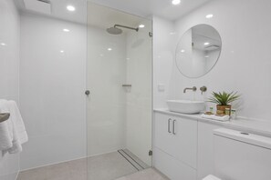 Shower, rainfall showerhead, free toiletries, hair dryer - Shellharbour Village Motel (Shellharbour)