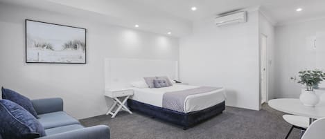 Rom – deluxe, 1 queensize-seng | Sengetøy av topp kvalitet, minibar og skrivebord