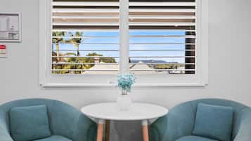 Tomannsrom – deluxe, 2 enkeltsenger | Sengetøy av topp kvalitet, minibar og skrivebord