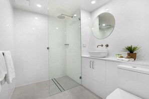 Deluxe Triple Room, Multiple Beds | Bathroom | Shower, rainfall showerhead, free toiletries, hair dryer - Shellharbour Village Motel (Shellharbour)
