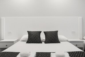Deluxe Suite, Multiple Beds | Premium bedding, minibar, desk, laptop workspace - Shellharbour Village Motel (Shellharbour)