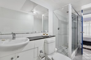 Habitación familiar | Baño | Ducha y cabezal de ducha tipo lluvia