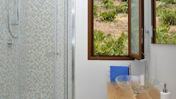 Een haardroger, een bidet, handdoeken, zeep