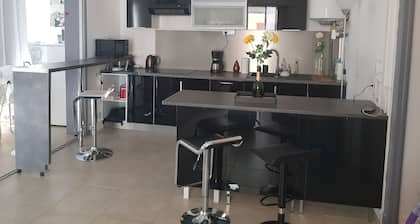 apartamento de 2 habitaciones con dormitorio en una posición ideal para ver fotos