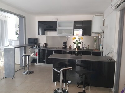 2 bedroom apartment with room ideally placed see photos